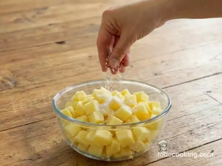 Patatas chascadas para hacer tortilla de patatas en sartén Patatas chascadas para hacer tortilla de patatas en sartén
