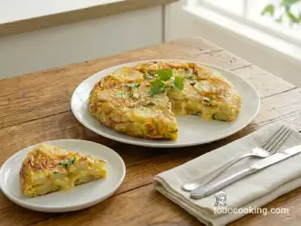 Tortilla de patatas jugosa lista para disfrutar