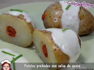 Patatas preñadas con chistorra en salsa de queso