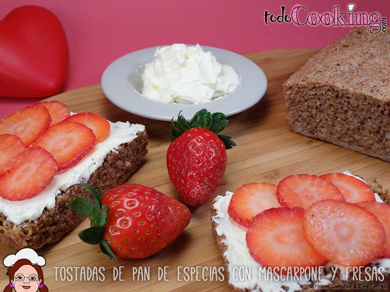 Tostadas de pan de especias con salvados de avena y trigo con queso mascarpone y fresas en rodajas, vista de frente.