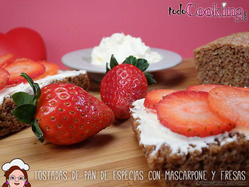 Detalle una rebanada de pan de especias tostada con mascarpone y fresas