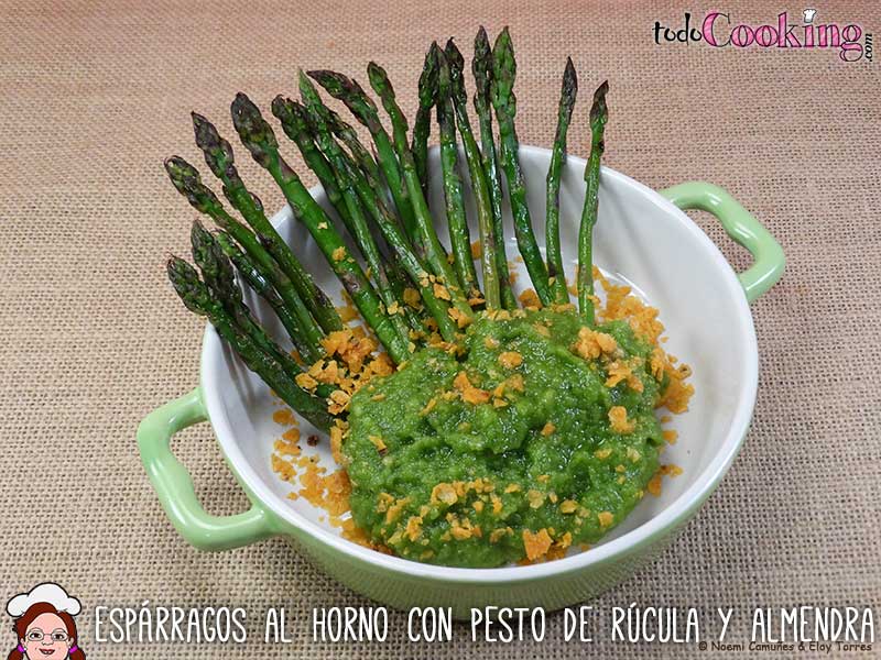 Espárragos al horno con pesto rúcula y almendras-01