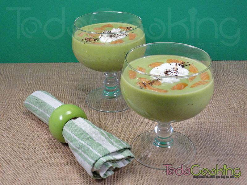 Crema-fría-de-guisantes-y-coco-con-huevo-poché - Cremas de verduras