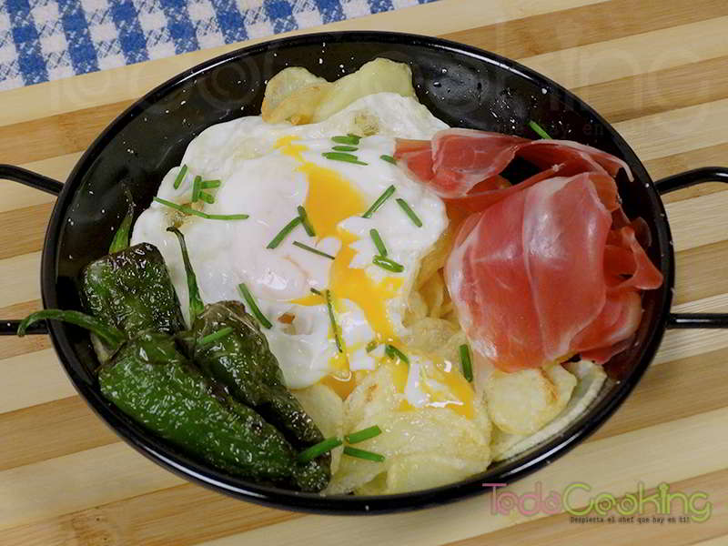 Huevos rotos con jamón patatas y pimientos