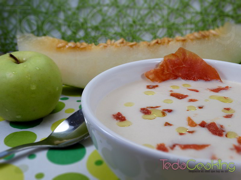 Sopa fría de melón y manzana con jamón crujiente y un hilo de aove