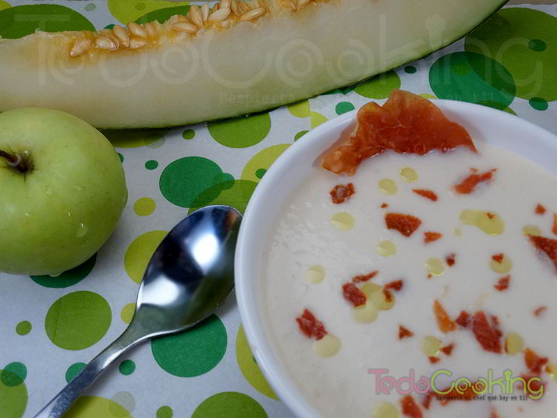 Detalle de la Sopa de melón y manzana servido en un cuenco
