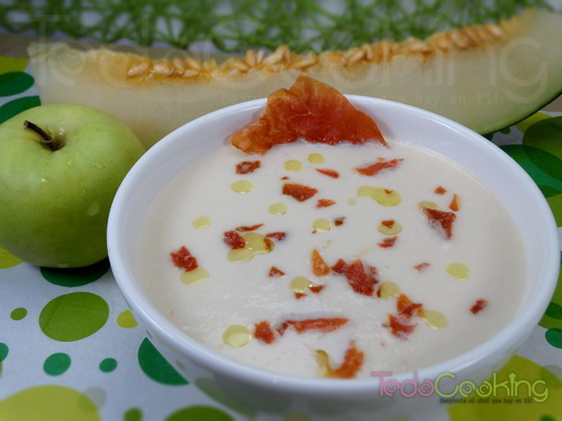 Sopa de melón y manzana con jamón en un cuenco