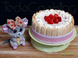 Charlotte de mousse de fresas