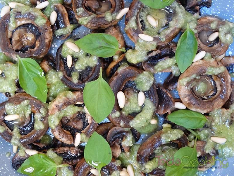 champiñones al pesto genovese
