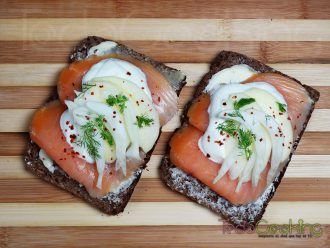 Pan de centeno con salmón, manzana e hinojo. Receta de Claus Meyer.