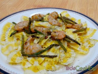 Farfalle al limón con langostinos y espárragos verdes