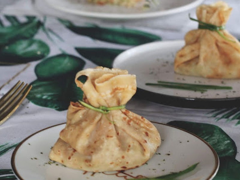 Saquitos de crêpes rellenos de guacamole y surimi