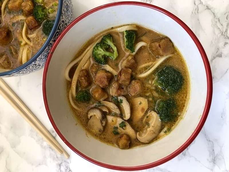 Ramen de miso con udon y tofu
