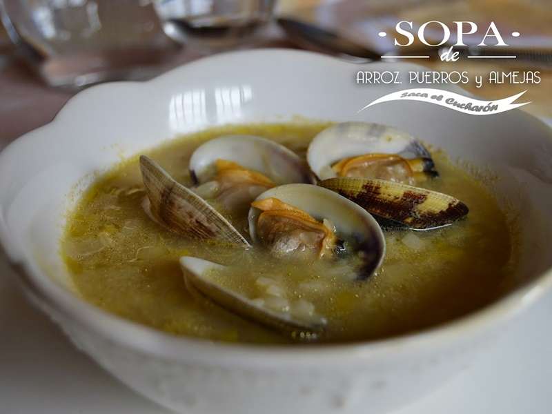 sopas y cremas reconfortantes - sopa de arroz, puerros y almejas