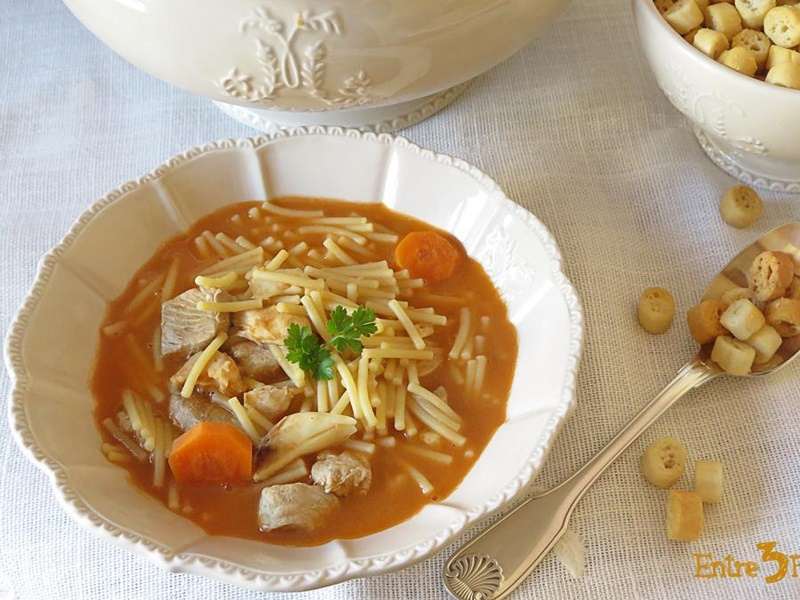sopas y cremas reconfortantes - sopa de pescado con fideos