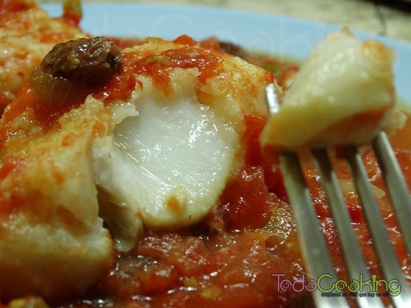 Bacalao con pasas y huevo duro