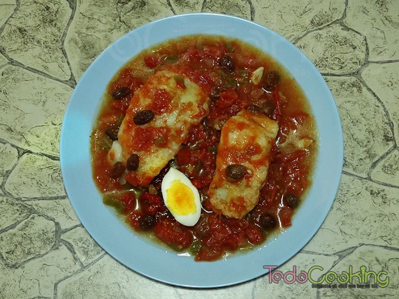 Bacalao con pasas y huevo duro