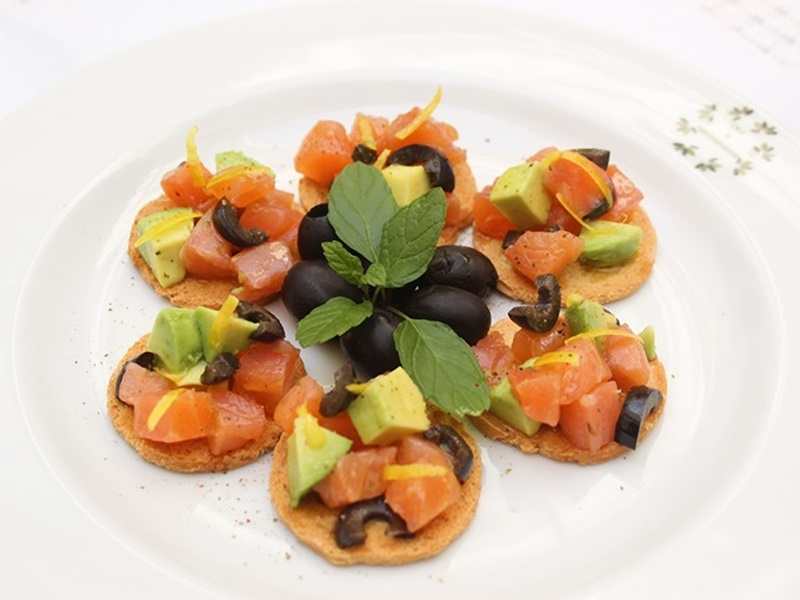 recetas fáciles de entrantes y primeros - Canapés de salmón y aguacate
