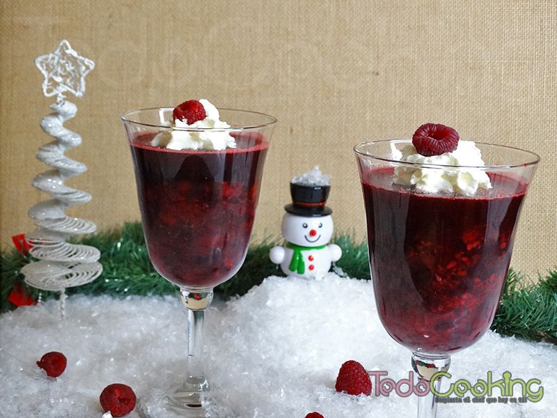 Gelatina de cava con frutos rojos