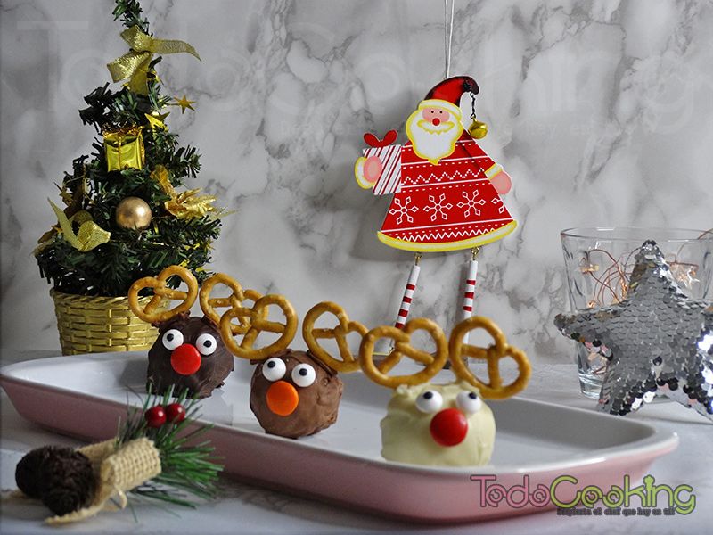Bombones renos de navidad con bizcocho a los tres chocolates