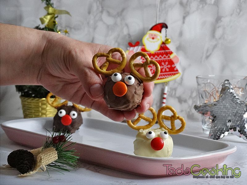Bombones renos de navidad con bizcocho a los tres chocolates