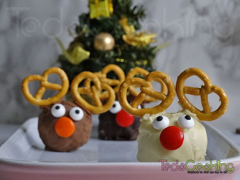 Bombones renos de navidad con bizcocho a los tres chocolates