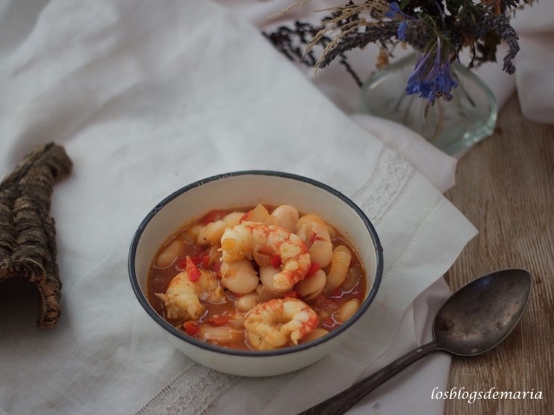 Alubias con choco y langostinos