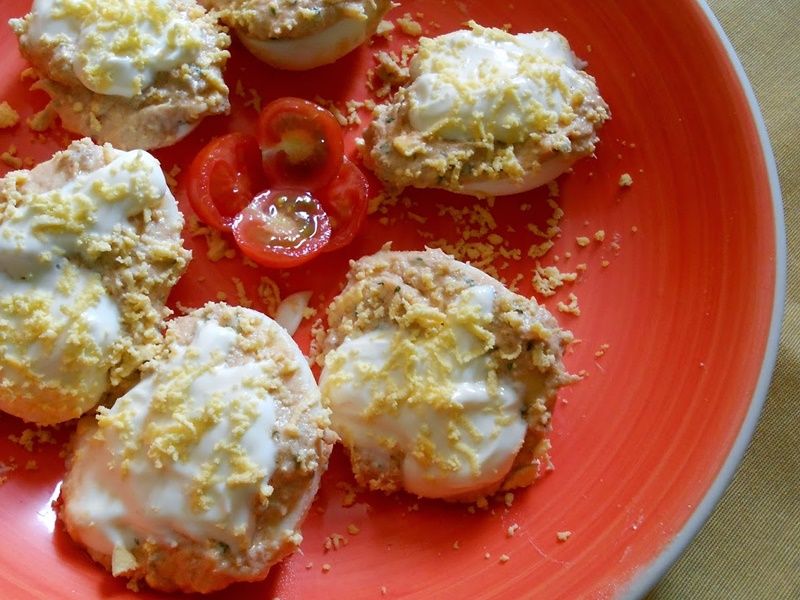 huevos rellenos de atún