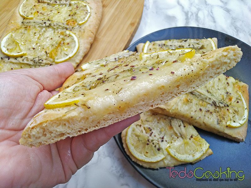 Coca de boquerones con queso y limon 01