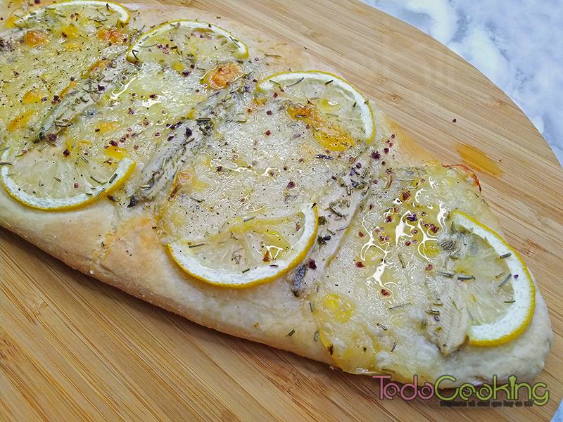 Coca de boquerones con queso y limon 02