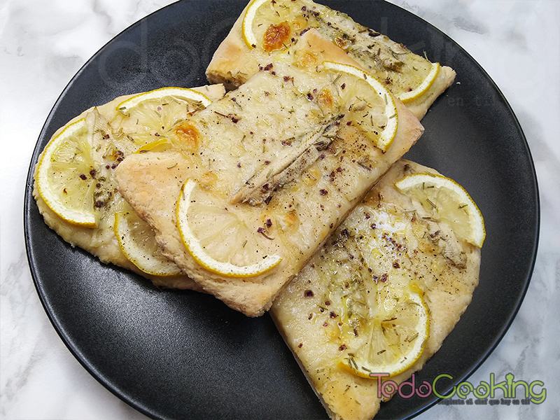 Coca de boquerones con queso y limon 03