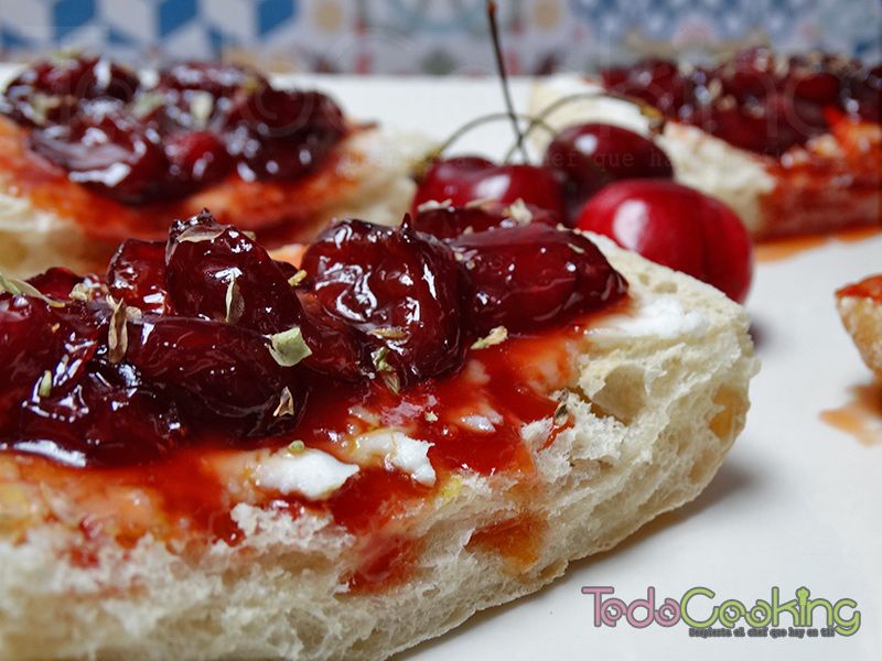Tostas de cerezas con queso de cabra 01