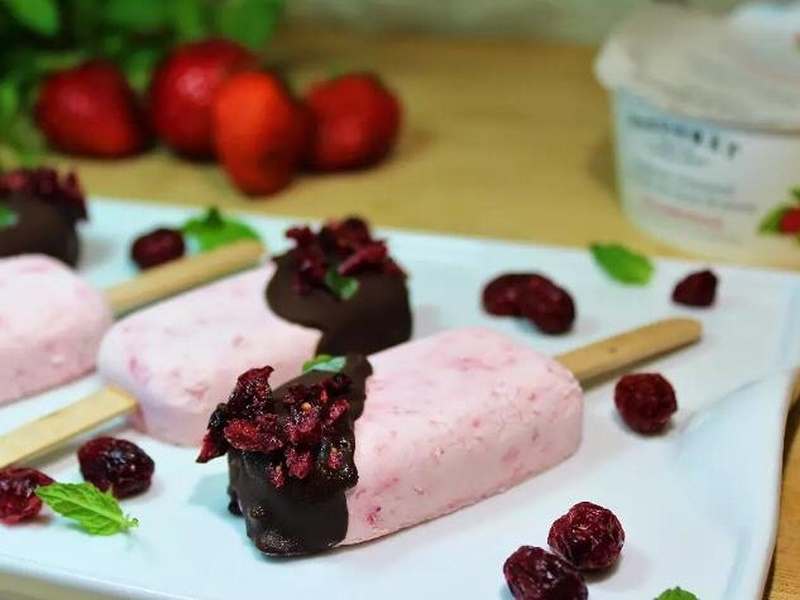 helado de frutos rojos y hierbabuena