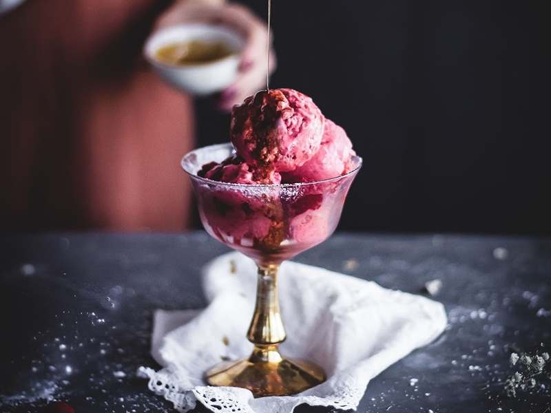 helado de cerezas y miel