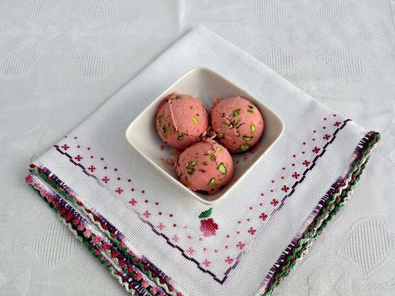 helado de fresa y pistacho