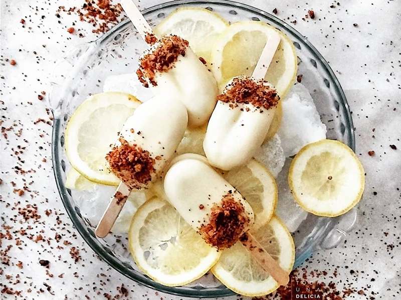 Polos de tarta de limón y galletas