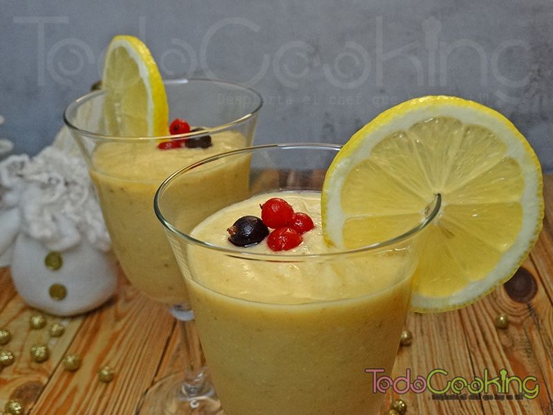 Smoothie granizado tropical con limón y gengibre 04