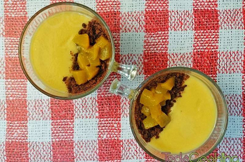 Natillas con melocotón en almíbar