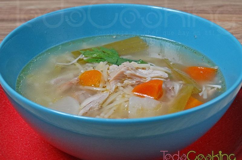Sopa casera de pollo y verduras