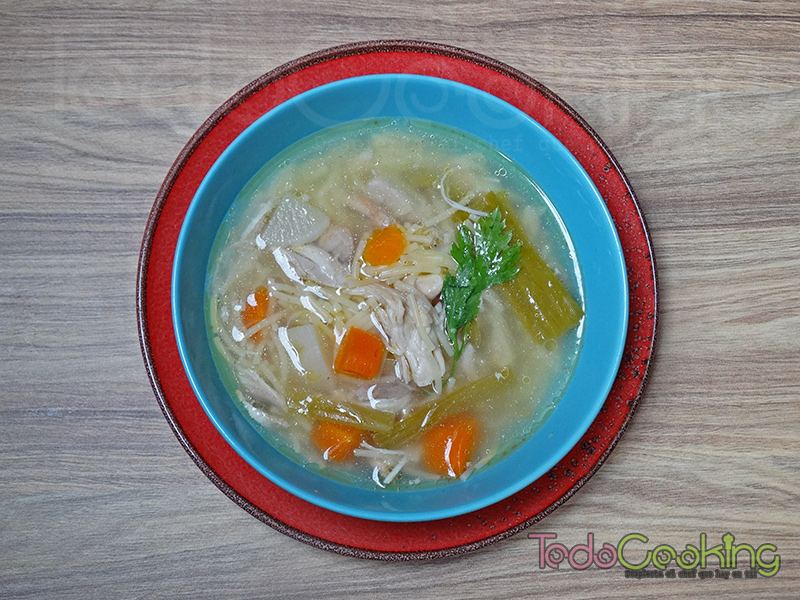Sopa casera de pollo y verduras 02