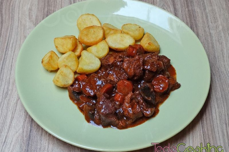 Estofado de cerdo al chocolate y vino tinto, con salsa BRUTAL!