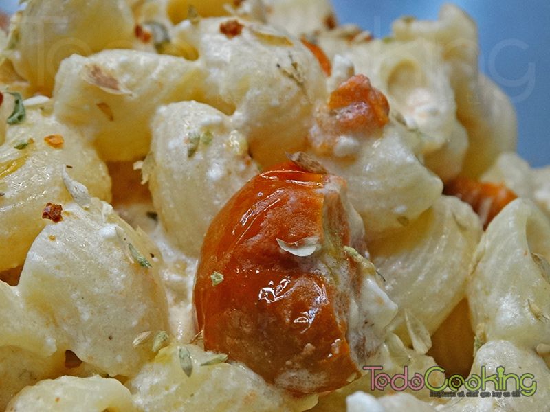Pasta con queso feta y tomate cherry al horno 01