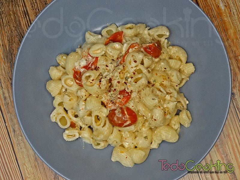 Pasta con queso feta y tomate cherry al horno 03