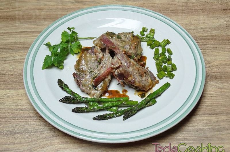 Chuletitas de cordero lechal a la miel con espárragos verdes