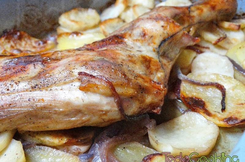 Paletilla de cordero lechal al horno con patatas panaderas