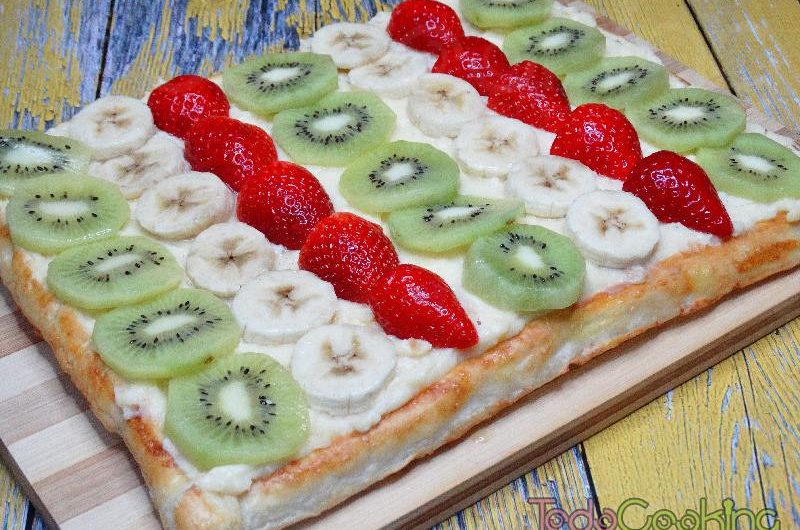 Tarta de hojaldre con frutas y crema pastelera
