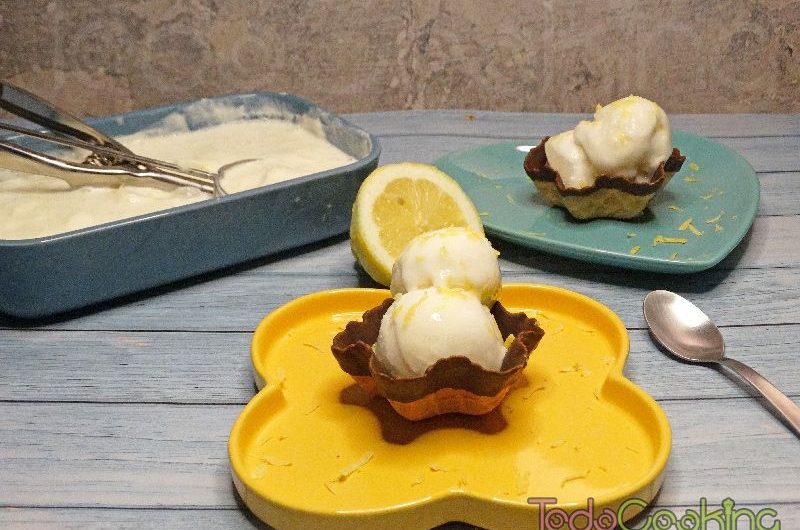 Helado de limón con yogur, con 3 ingredientes y sin heladera