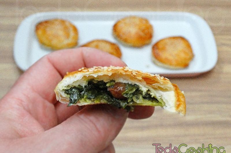 Pasteles de hojaldre rellenos de espinacas y ricotta con pasas y piñones