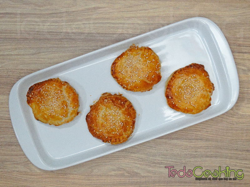 Pasteles de hojaldre rellenos de espinacas