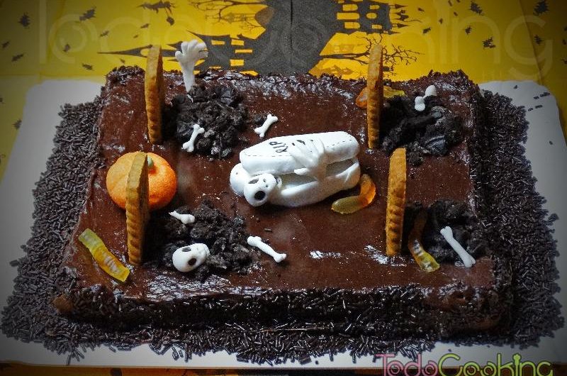 Brownie con ganache de chocolate. Tarta cementerio Halloween. 